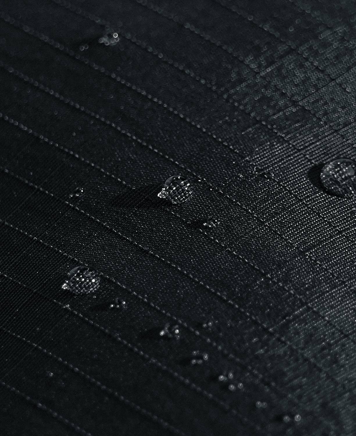 而潛水布上方選用 75D Polyester Fabric,提供抗靜電與耐磨等特性且防潑水,確保產品在長期使用中依然可靠耐用。