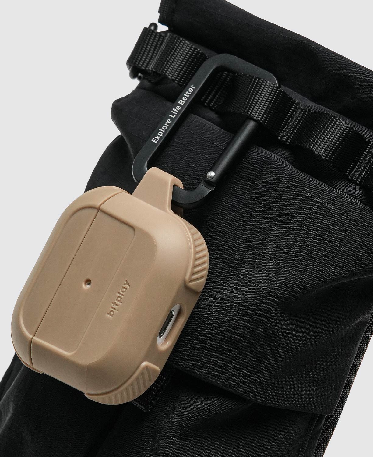 上方織帶則方便放置筆或吊飾,可輕鬆收納鑰匙或 AirPods。