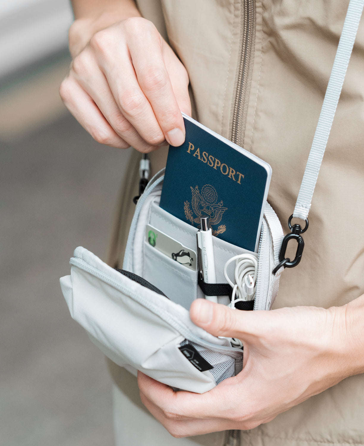 Essential 0.5L 隨行小包 柔沙灰