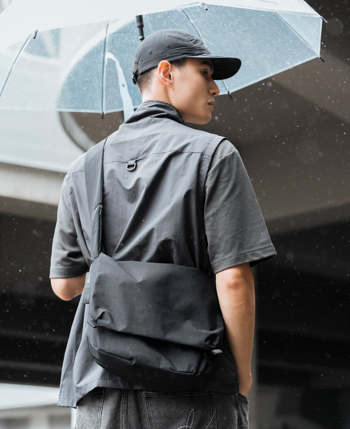 Essential 6.5L 隨行郵差包 探索黑